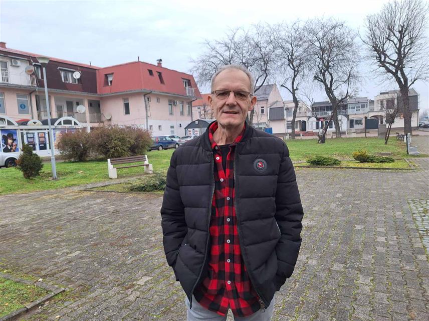 ШАМАЦ, 29. НОВЕМБРА /СРНА/ - Фармер из Шкарића код Шамца Маријан Богдановић.