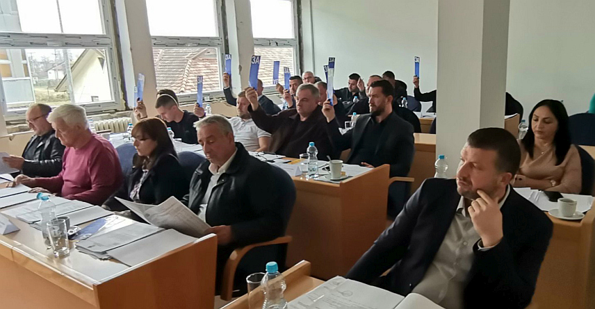 ПЕТРОВО, 29. НОВЕМБРА /СРНА/ - Скупштина општине Петрово усвојила је данас у нацрту ребаланс овогодишњег буџета од 5.283.200 КМ, који је за 7,27 одсто већи од планираног, а прије редовне одржана је конститутивна сједница на којој су верификовани мандати новоизабраним одборницима.
 