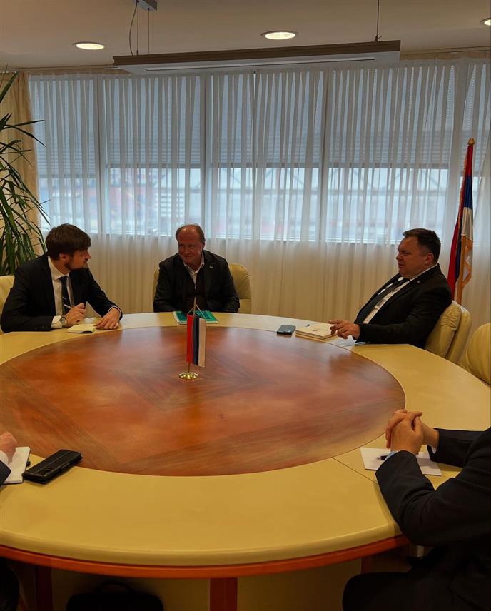 БАЊАЛУКА, 29. НОВЕМБРА /СРНА/ - Министар за научнотехнолошки развој и високо образовање Републике Српске Жељко Будимир разговарао је данас у Бањалуци са директором Државног музеја Лава Толстоја из Москве Владимиром Иличем Толстојом, унуком славног руског класика, о његовању и јачању руско-српских веза и односа.