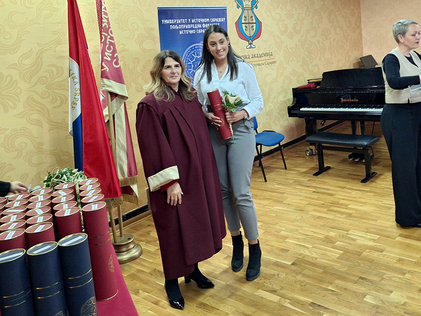 ИСТОЧНО САРАЈЕВО, 29. НОВЕМБРА /СРНА/ - Пољопривредни факултет Универзитета у Источном Сарајеву промовисао је данас 21 инжењера пољопривреде, 19 инжењера шумарства и осам мастера пољопривреде.