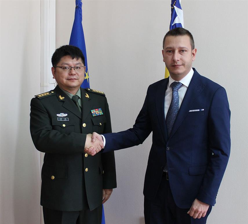 САРАЈЕВО, 29. НОВЕМБРА /СРНА/ - Замјеник министра одбране у Савјету министара Александар Гогановић примио је у опроштајну посјету војног аташеа Кине у БиХ старијег бригадира Су Ћинга којем је захвалио за досадашњу успјешну сарадњу, а посебно када је у питању модернизација Оружаних снага БиХ.