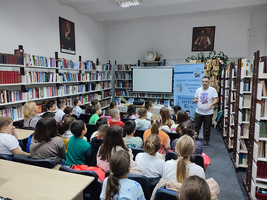 ГРАДИШКА, 29. НОВЕМБРА /СРНА/ - Глумац и писац Синиша Тешановић из Прањавора представио је данас у Народној библиотеци у Градишци роман епске фантастике "Громовити витез Вук".