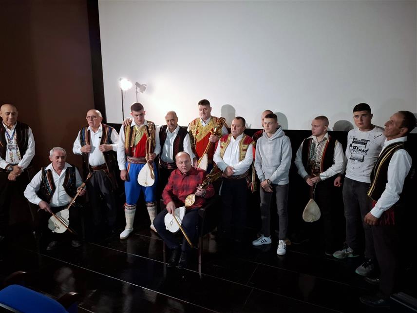 ВИШЕГРАД, 29. НОВЕМБРА /СРНА/ - Гусларско друштво и мушка пјевачка група "Раде Јамина" из Вишеграда организовали су програм под називом "Историјска вертикала династије Карађорђевића" поводом обиљежавања 220 година од почетка Првог српског устанка и 120 година од крунисања краља Петра Првог Карађорђевића.