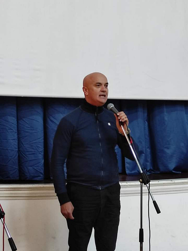 ХАН ПИЈЕСАК, 29. НОВЕМБРА /СРНА/ - У Дому културе на Хан Пијеску приказан је документарни филм "Људи Христови-наше време" који говори о уништавању Украјинске православне цркве,о филму је говорио његов "амабасадор" Милан Јоловић Легенда.