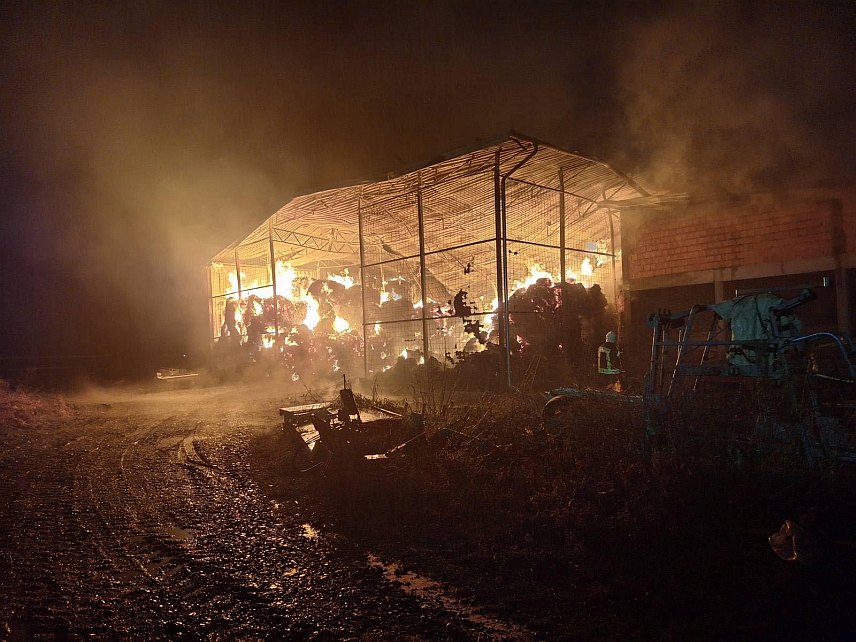 ШАМАЦ, 29. НОВЕМБРА /СРНА/ - Шамачки ватрогасци локализовали су пожар на фарми Боројевић у Српској Tишини гдје је горио дио хале са роло балама сијена и сламе.