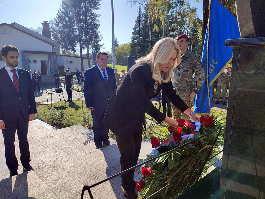БАЊАЛУКА, 1. НОВЕМБРА /СРНА/ - Српски члан Предсједништва БиХ Жељка Цвијановић, предсједник Народне скупштине Републике Српске Ненад Стевандић и изасланик предсједника Републике Српске Марко Ромић, положили су вијенац на споменик 13 погинулих припадника Шестог одреда Специјалне бригаде полиције у комплексу Центра за обуку у Залужанима.