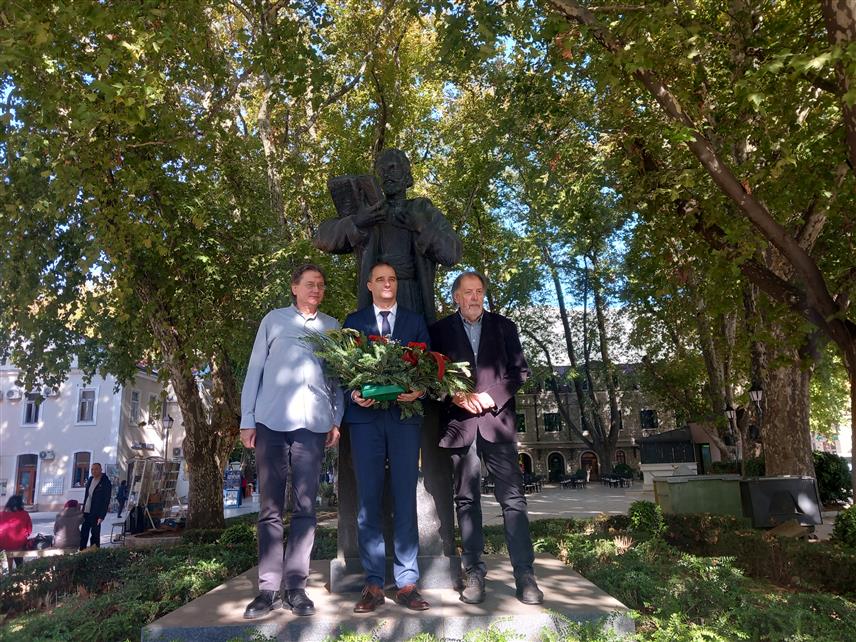 TРЕБИЊЕ, 2. НОВЕМБРА /СРНА/ - Замјеник градоначелника Tребиња Дражен Бошковић и начелник Одјељења за културу Града Tребиња Слађана Скочајић положили су данас, заједно са књижевницима, цвијеће на споменике Јовану Дучићу и Петру Другом Петровићу Његошу у овом граду у оквиру манифестације "Дучићеве вечери поезије".