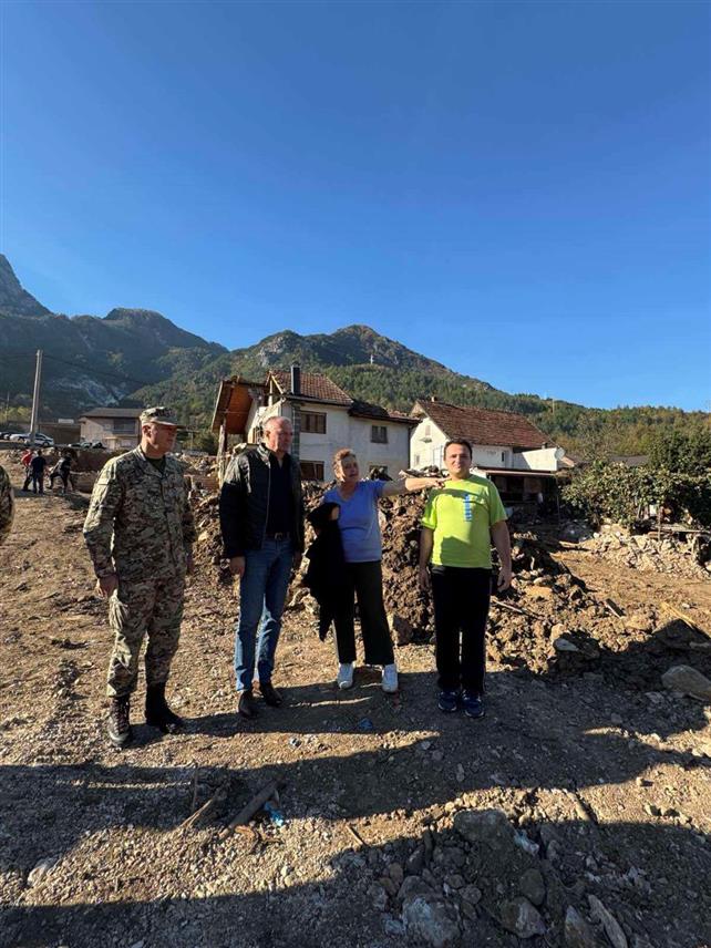 ЈАБЛАНИЦА, 2. НОВЕМБРА /СРНА/ - Министар одбране у Савјету министара Зукан Хелез посјетио је припаднике Инжењеријске јединице Оружаних снага БиХ који готово мјесец дана у Јабланици санирају штету узроковану катастрофалним поплавама и клизиштима.
