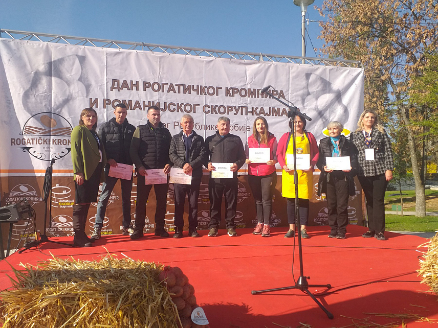 ИСТОЧНО САРАЈЕВО, 2. НОВЕМБРА /СРНА/ - У Источном Сарајеву на "Данима рогатичког кромпира и романијског скоруп кајмака" се представило више од 40 излагача, а ову манифестацију су увеличале и чланице Удружења произвођача гатачког кајмака са својим аутохтоним производима и домаћим јелима.	