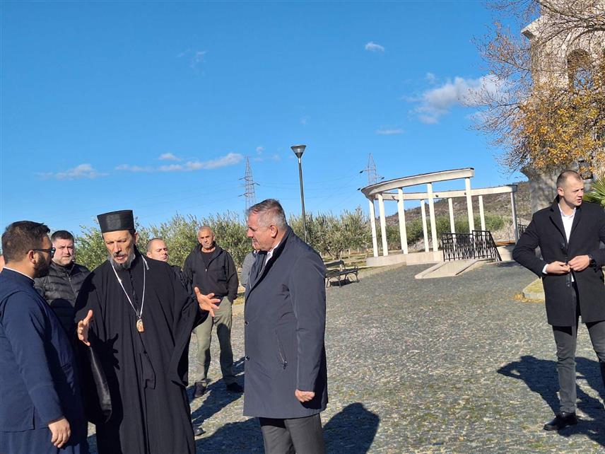 ПРЕБИЛОВЦИ, 30. НОВЕМБРА /СРНА/ - Предсједник Владе Републике Српске Радован Вишковић и митрополит захумско-херцеговачки и приморски Димитрије дочекали су у Пребиловцима, у Храму Васкрсења Господњег, предсједника Владе Србије Милоша Вучевића.	
