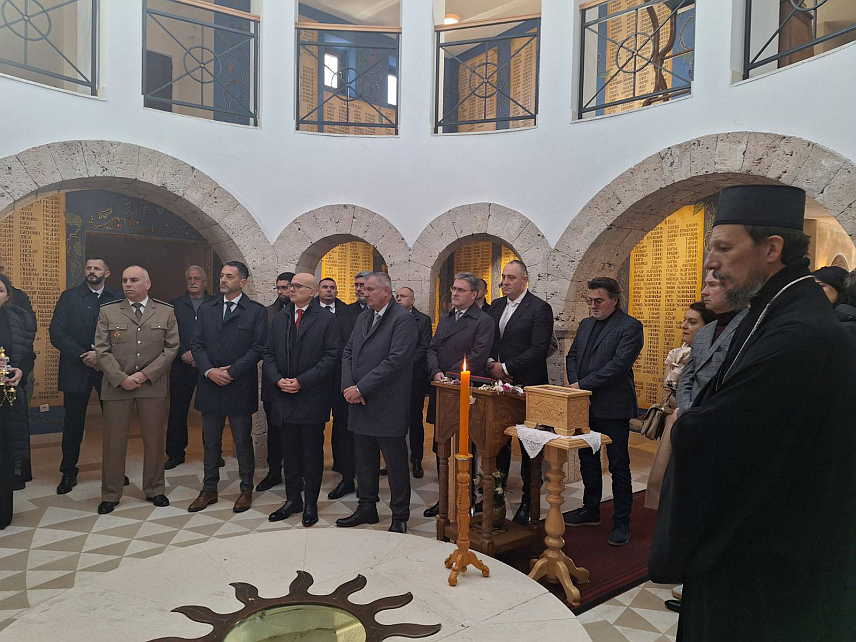 ПРЕБИЛОВЦИ, 30. НОВЕМБРА /СРНА/ - Предсједницима Влада Републике Српске и Србије Радовану Вишковићу и Милошу Вучевићу данас је у Храму Васкрсења Господњег у Пребиловцима предочен историјат о великом српском страдању у овом мјесту у Другом свјетском рату.