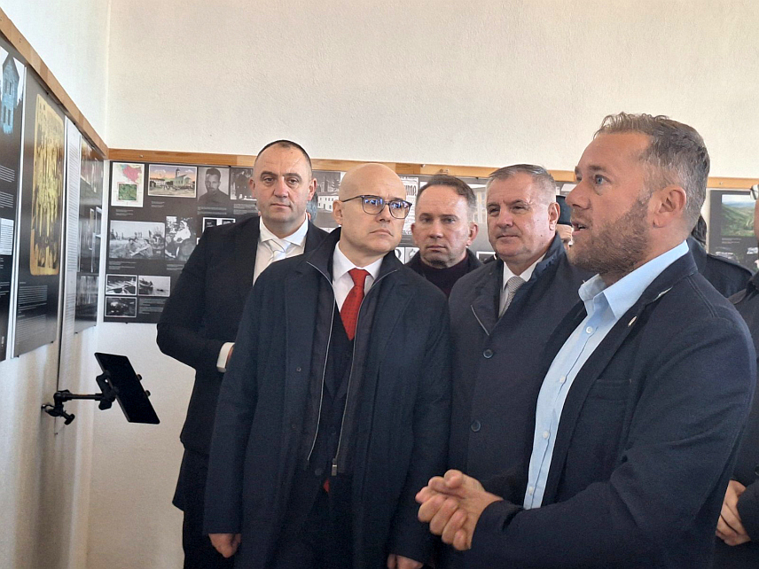 ПРЕБИЛОВЦИ, 30. НОВЕМБРА /СРНА/ - Предсједници Влада Републике Српске и Србије Радован Вишковић и Милош Вучевић посјетили су данас Дом културе у Пребиловцима, гдје су их мјештани упознали са проблемом недостатка воде, те су добили обећања да ће то бити ријешени.