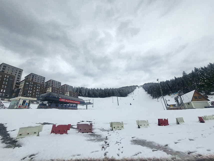 ПАЛЕ, 30. НОВЕМБРА /СРНА/ - Ски-центар "Равна планина" спремно дочекује почетак зимске сезоне.