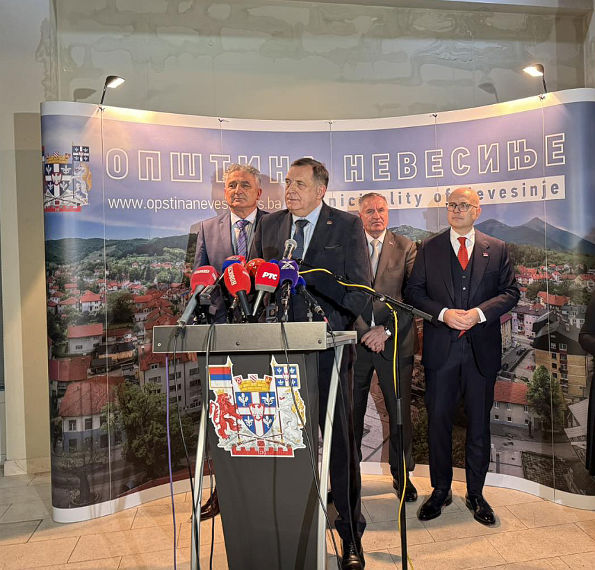 НЕВЕСИЊЕ, 30. НОВЕМБРА /СРНА/ - Предсједник Републике Српске Милорад Додик, премијер Републике Српске Радован Вишковић, премијер Србије Милош Вучевић и начелник општине Невесиње Миленко Авдаловић на конференцији за новинаре након састанка у Невесињу.