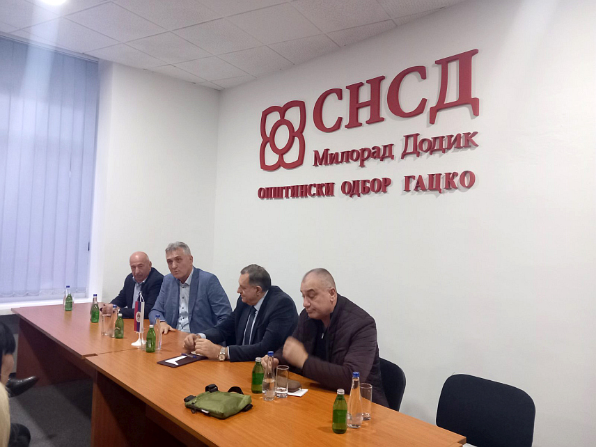 ГАЦКО, 30.НОВЕМБРА /СРНА/ - Предсједник СНСД-а Милорад Додик на састанку са члановима Општинског одбора СНСД-а у Гацку.