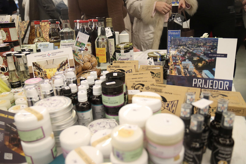 БЕЧ, 30. НОВЕМБРА /СРНА/ - Уједињене нације /УНВГ/ организовале су данас у Бечу међународни базар на коме су представљени и производи Крајишке и Херцеговачке куће, као и са Козаре и из Поткозарја./ Фото - Борислав Здриња/