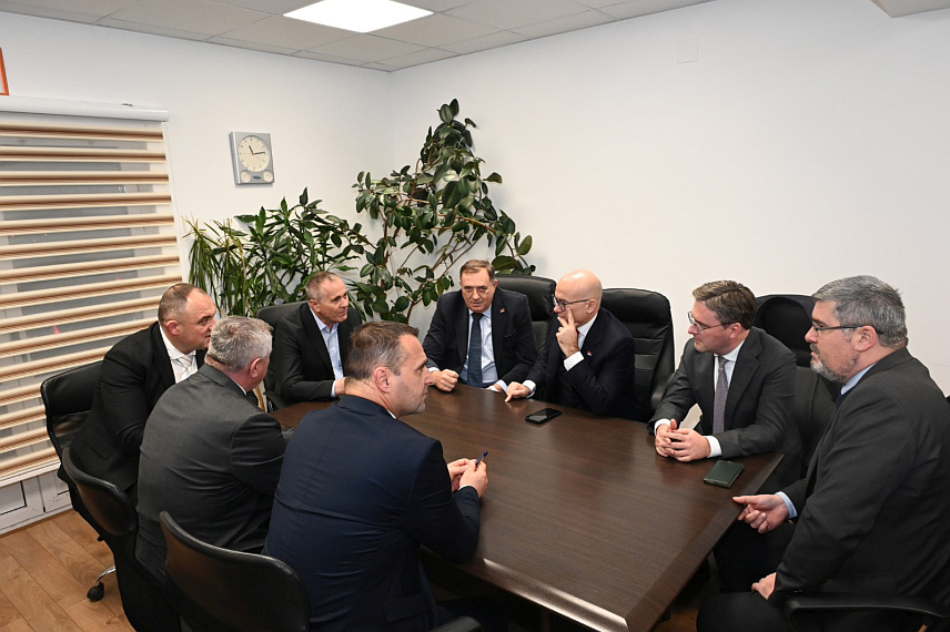 БИЛЕЋА, 30. НОВЕМБРА /СРНА/ - Предсједник Републике Српске Милорад Додик и премијери Републике Српске Радован Вишковић и Србије Милош Вучевић посјетили су Мљекару "Пађени" код Билеће. Током посјете разговарали су са власником познате херцеговачке мљекаре Ненадом Вукојем.
