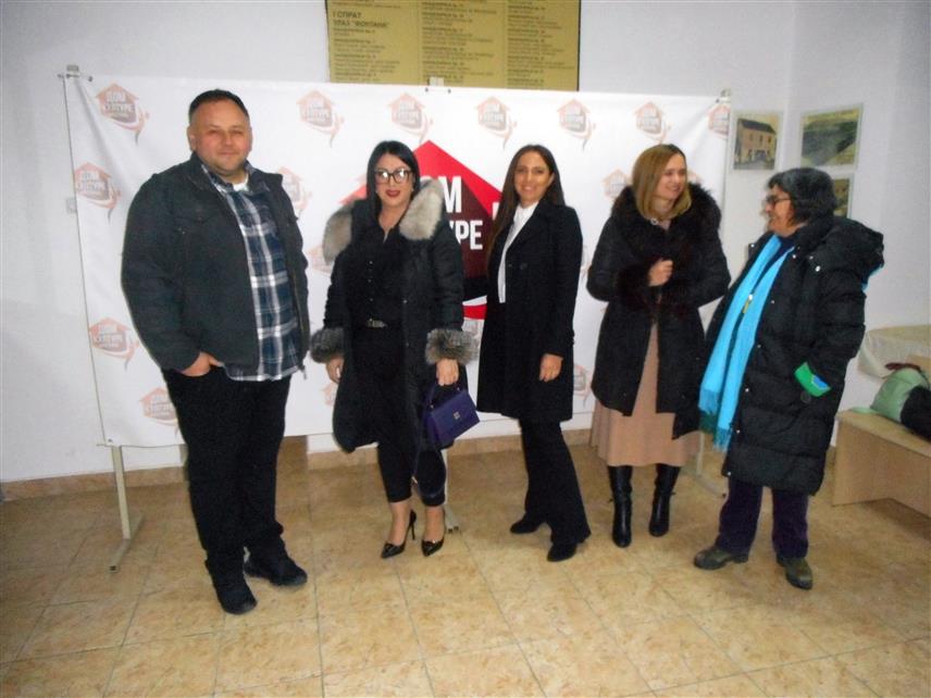 БРАТУНАЦ, 30. НОВЕМБРА /СРНА/ - Документарни филм "Спасавање прекинутог дјетињства: Тинос – 30 година послије" аутора Младена Којића из Сребренице вечерас је приказан у Братунцу.	