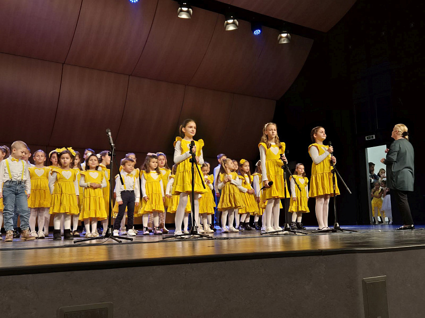 НОВИ САД, 30. НОВЕМБРА /СРНА/ - У Градској концертној дворани у Новом Саду вечерас су одржана два везана концерта бањалучког дјечијег хора "Врапчићи" које је овај хор поводом 30 година постојања поклонио публици.