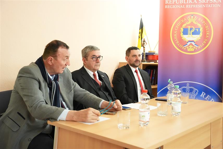 ШТУТГАРТ, 30. НОВЕМБРА /СРНА/ - Предавање професора Срђе Трифковића под називом "Трампова тријумф, свет и Балкан – Континуитет или нови тон спољне политике САД?" у Представништву Републике Српске у Штутгарту.