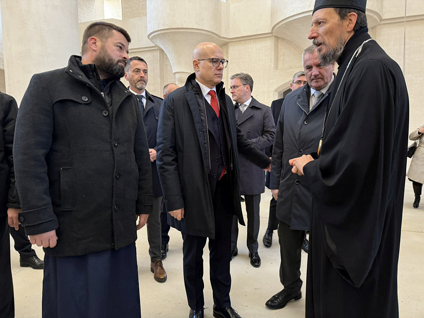 МОСTАР, 30. НОВЕМБРА /СРНА/ - Предсједник Владе Србије Милош Вучевић и предсједник Владе Републике Српске Радован Вишковић стигли су у посјету Саборној цркви Свете Tројице гдје их је дочекао Његово високопреосвештенство митрополит захумско-херцеговачки и приморски Димитрије.