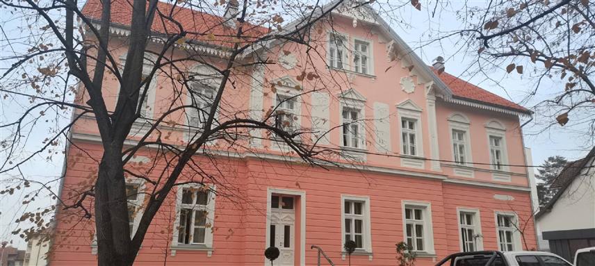 ПРЊАВОР, 30. НОВЕМБРА /СРНА/ - Постављањем нове фасаде, обновом крова и столарије, као и додавањем неколико вањских детаља карактеристичних за аустроугарски архитектонски стил у потпуности је освјежен изглед зграде гдје је данас дио Градске управе, а у којој је крајем 19. и почетком 20. вијека био смјештен хотел "Штерн".	