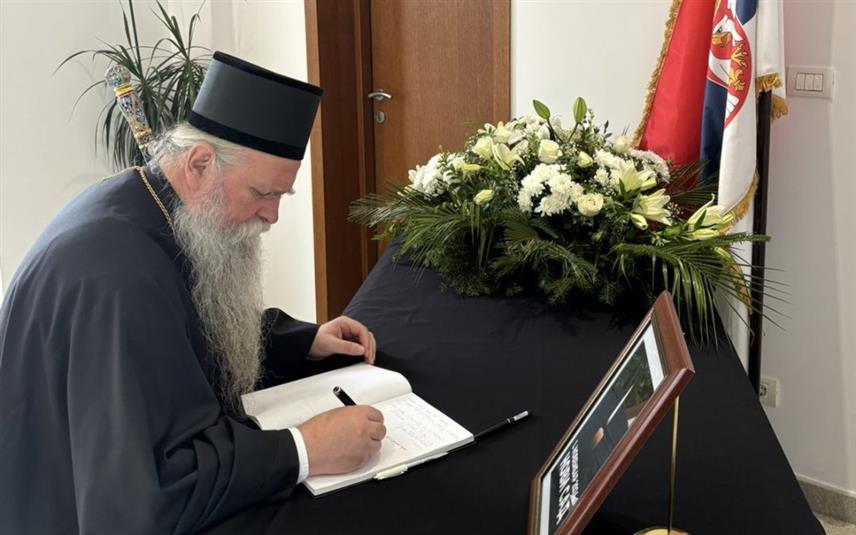ПОДГОРИЦА, 3. НОВЕМБРА /СРНА/ - Његово високопреосвештенство митрополит црногорско-приморски Јоаникије уписао се данас у књигу жалости у Амбасади Србије у Подгорици поводом трагедије у Новом Саду, наводећи да Бог излије милост на српски народ да му се овакве несреће не догађају.