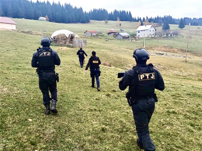 ПОДГОРИЦА, 3. НОВЕМБРА (СРНА) - Припадници Управе полиције и Војске Црне Горе у потрази за осумњиченим за двоструко убиство у Бијелом Пољу Алијом Балијагићем.