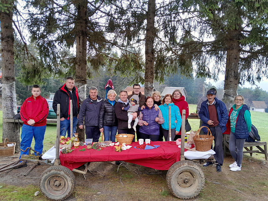МРКОЊИЋ ГРАД, 3. НОВЕМБРА /СРНА/ - У селу Шибови код Мркоњић Града, смјештеном на 1.200 метара надморске висине на планини Лисини, данас је одржан Фестивал шумских плодова, а циљ је био да се промовише нетакнута природа и скрене пажња како је живјети на планини.