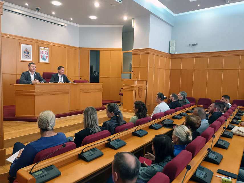 ТРЕБИЊЕ, 4. НОВЕМБРА /СРНА/ - Градоначелник Требиња Мирко Ћурић потписао је данас уговоре о бесповратној новчаној подршци за самозапошљавање са 57 лица која су се јавила на јавни позив, за шта је из градског буџета издвојено 1.250.000 КМ.