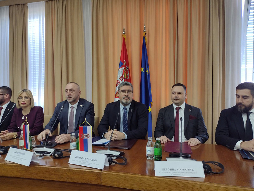 БЕОГРАД, 4. НОВЕМБРА /СРНА/ - Министар рада и борачко-инвалидске заштите Републике Српске Данијел Егић и министар за рад, запошљавање, борачка и социјална питања Србије Немања Старовић разговарали су данас у Београду о искуствима у овим областима, као и о даљем усклађивању активности на обиљежавању важних датума из историје српског народа.