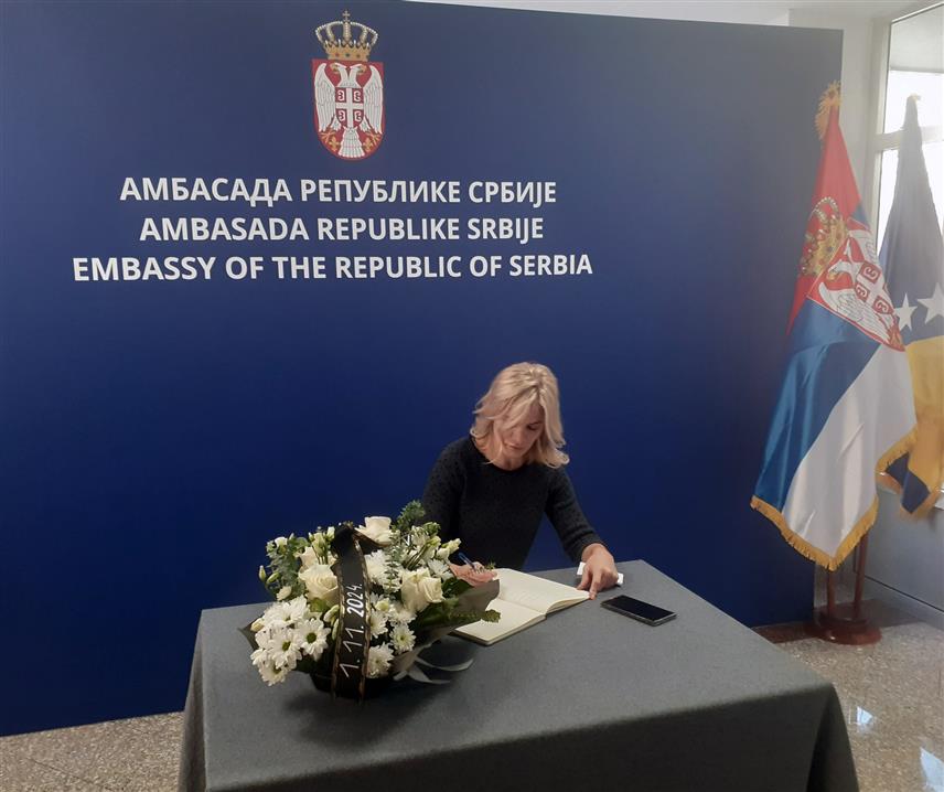 САРАЈЕВО, 4. НОВЕМБРА /СРНА/ - Амбасада Србије у БиХ изразила је захвалност свима који су се јуче и данас уписали у књигу жалости отворену у Амбасади у Сарајеву поводом несреће на Жељезничкој станици у Новом Саду у којој је погинуло 14 људи.