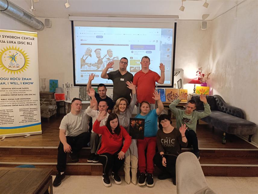 БАЊАЛУКА, 4. НОВЕМБРА /СРНА/ - Чланови Даун синдром центра Бањалука успјешно су представили у Прагу, Франкфурту и Карслруеу програм социјалне рехабилитације лица са инвалидитетом те друге активности, за шта су добили велике похвале, речено је Срни у овом центру.
