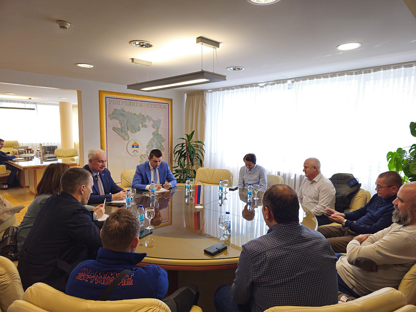 БАЊАЛУКА, 4. НОВЕМБРА /СРНА/ - Руско тржиште представља значајан простор за промоцију туристичке понуде Републике Српске и привлачење гостију, посебно кроз регионалне пакет-аранжмане са другим земљама у региону, закључено је на састанку министра трговине и туризма Републике Српске Дениса Шулића са представницима Туристичке организације, Привредне коморе и туристичких агенција из Српске.