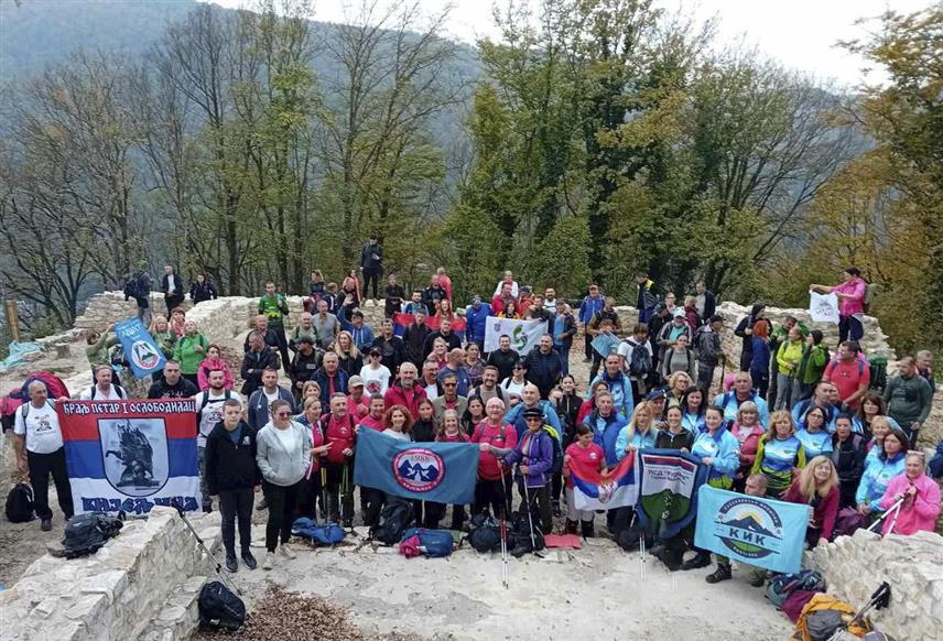 ЗВОРНИК, 4. НОВЕМБРА /СРНА/ - Више од 150 планинара из 12 планинарских друштава из Републике Српске и Србије учествовало је у походу од Зворника до Радакове воде изнад Малог Зворника поводом девет година од смрти једног од најпознатијих планинара и љубитеља природе овог краја Миленка Недића.