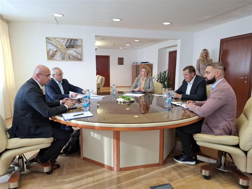 БАЊАЛУКА, 4. НОВЕМБРА /СРНА/ - Министар привреде и предузетништва Републике Српске Војин Митровић на састанку са предсједником Привредне коморе Републике Српске Пером Ћорићем и предсједником Уније послодаваца Зораном Шкребићем.