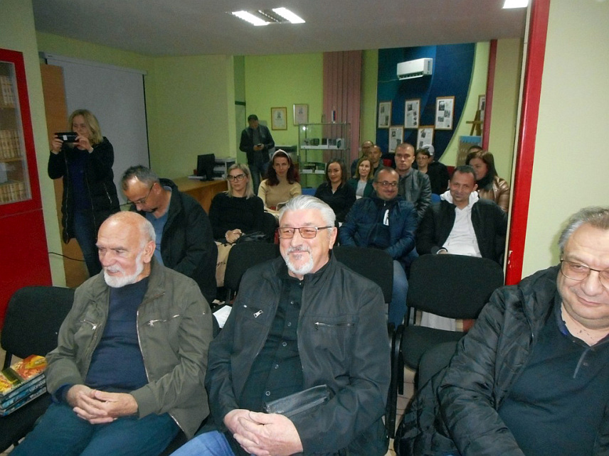 СРЕБРЕНИЦА, 4. НОВЕМБРА /СРНА/ - Љубитељима писане ријечи у Сребреници вечерас су свој књижевни опус представили књижевни ствараоци из овог мјеста Марко Миловановић и Дејан Коловић.