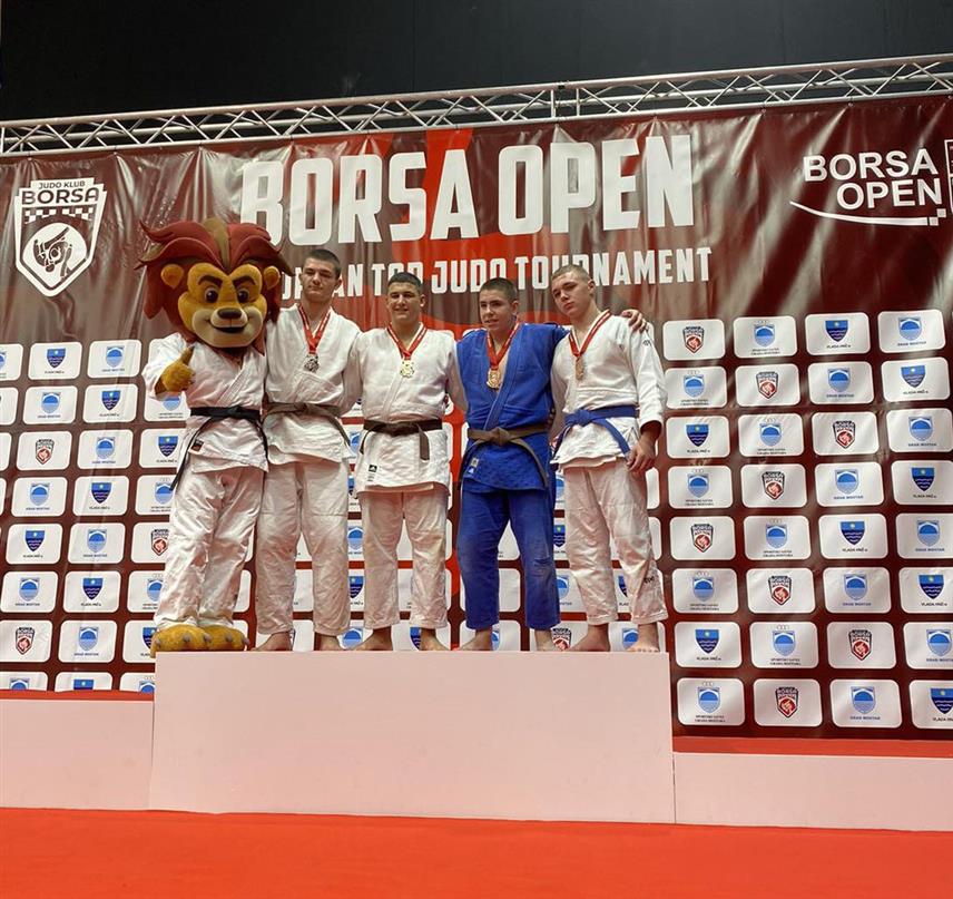 СОКОЛАЦ, 4. НОВЕМБРА /СРНА/ - Члан соколачког "Олимпика" Лазар Војиновић освојио је бронзану медаљу, у веома јакој конкуренцији, на престижном џудо турниру "Борса опен" у Мостару.