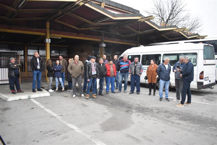 ПРИЈЕДОР, 5. НОВЕМБРА /СРНА/ - Радници приједорског "Аутотранспорта" ступили су данас у штрајк, захтијевајући измирење заосталих плата и доприноса.