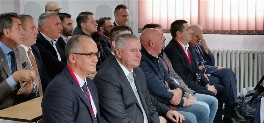 ДОБОЈ, 5. НОВЕМБРА /СРНА/ - Предсједник Владе Републике Српске Радован Вишковић присуствовао је данас у Добоју свечаном отварању научног скупа под називом "Транспорт опасне робе".