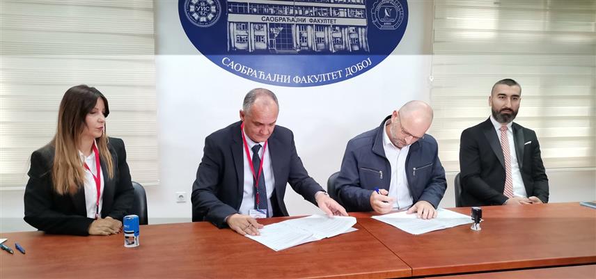ДОБОЈ, 5. НОВЕМБРА /СРНА/ - У Добоју су данас потписани споразуми о пословно-техничкој сарадњи између Саобраћајног факултета Универзитета у Источном Сарајеву и компанија "Жељезнице Републике Српске", "Интеграл инжењеринг" и "Карго логистик", те Института за грађевинарство "ИГ".