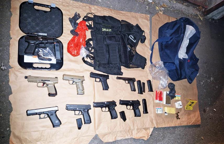 БЕОГРАД, 5. НОВЕМБРА /СРНА/ - Припадници Службе за борбу против организованог криминала Министарства унутрашњих послова /МУП/ Србије ухапсили су четири особе за које се сумња да су као припадници кавачког клана припремали убиство Луке Бојовића, у претресу пронађено возило које је требало да буде коришћено за ликвидацију и у чијем је гепеку пронађено 10 пиштоља, један борбени прслук и већа количина муниције.