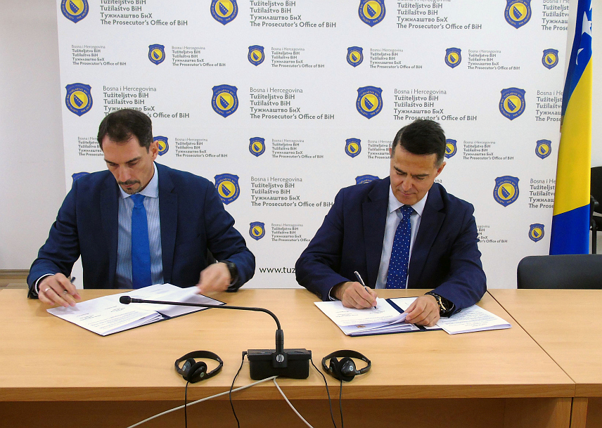 САРАЈЕВО, 5. НОВЕМБРА /СРНА/ - Главни тужиоци БиХ и Црне Горе Миланко Кајганић и Милорад Марковић потписали су Споразум о разумијевању и сарадњи у области подршке свједоцима, оштећенима и жртвама, ради њиховог учешћа у кривичном поступку у предметима ратних злочина .
