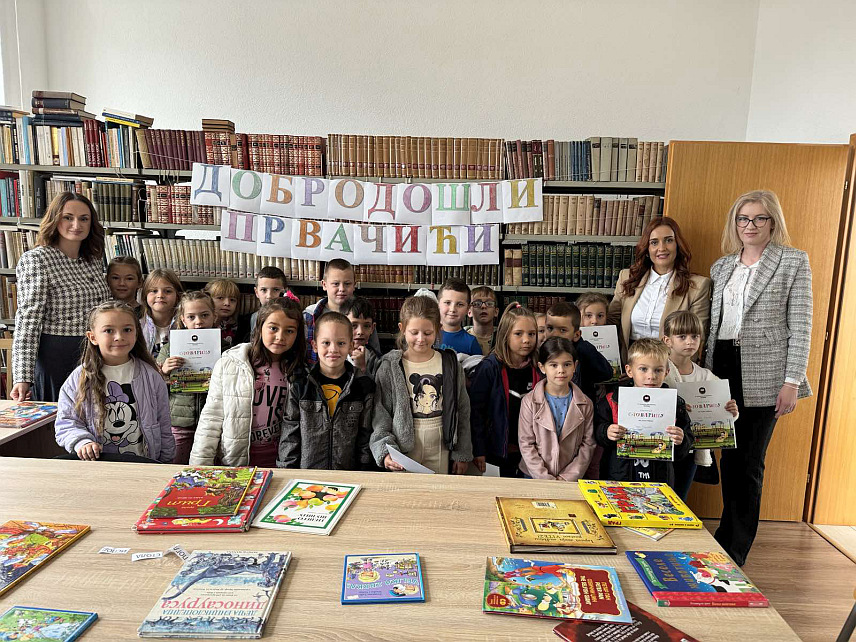 ШАМАЦ, 5. НОВЕМБРА /СРНА/ - У Народну библиотеку у Шамцу уписало се око 100 првачића из четири основне школе - Шамац, Црквина, Слатина и Обудовац.