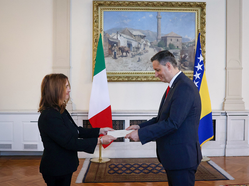 САРАЈЕВО, 5. НОВЕМБРА /СРНА/ - Предсједавајући Предсједништва БиХ Денис Бећировић захвалио је данас новоименованом амбасадору Италије у БиХ Сари Ети Кастелани за подршку Италије на европском путу БиХ и за отварање преговора.