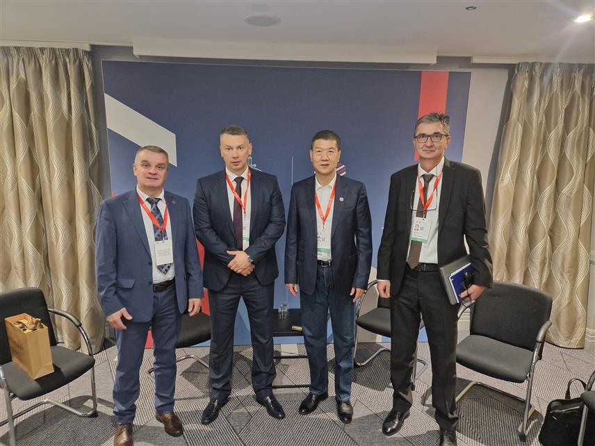 САРАЈЕВО/ГЛАЗГОВ, 5. НОВЕМБРА /СРНА/ - Министар безбједности у Савјету министара Ненад Нешић и делегација Кине током сусрета у Глазгову.