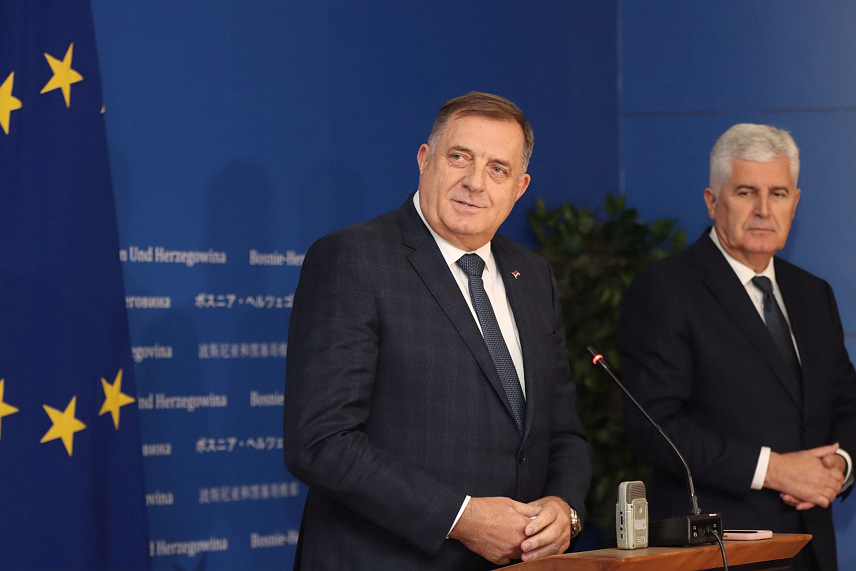 САРАЈЕВО, 5. НОВЕМБРА /СРНА/ - Лидер СНСД-а Милорад Додик на конференцији за новинаре након састанка партнера на нивоу БиХ. /Фото - Борислав Здриња/