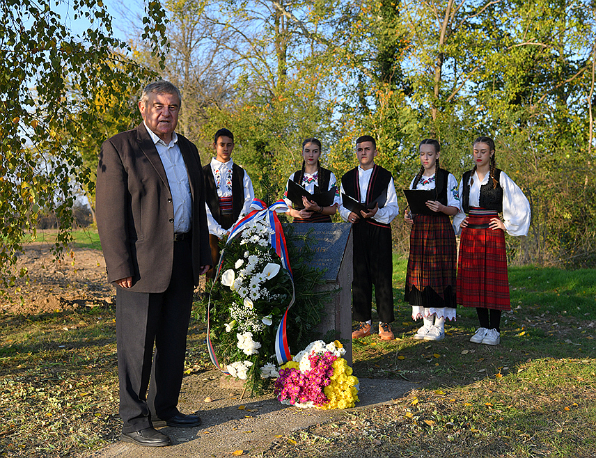 БИЈЕЉИНА, 5. НОВЕМБРА /СРНА/ - У бијељинском селу Међаши данас су у оквиру "Вишњићевих дана" положени вијенци на спомен-обиљежје епском пјеснику и гуслару Филипу Вишњићу, који је једно вријеме овдје живио, те одржан поетски час ученика Основне школе "Петар Кочић" Бродац.