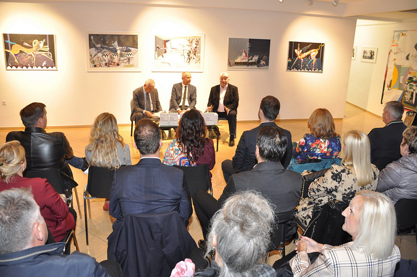 ПРИЈЕДОР, 5. НОВЕМБРА /СРНА/ - У Приједору је вечерас представљена нова књига Милана Љепојевића под насловом "Крај бала вампира", која у четири дијела говори о српском страдању.