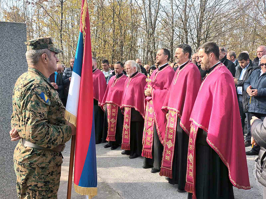 ЗВОРНИК, 6. НОВЕМБРА /СРНА/ - На Глођанском брду код Зворника данас је служен парастос за 126 припадника Војске Републике Српске, које су прије 32 године звејрски убили припадници такозване Армије БиХ.